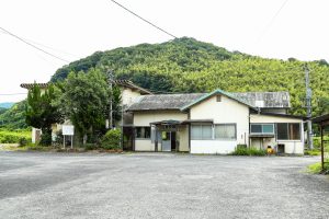 JR美祢線・重安駅のホームと駅舎と駅事務所（山口県美祢市）