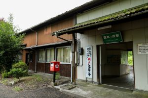 JR美祢線・四郎ヶ原駅の駅舎外観（山口県美祢市）
