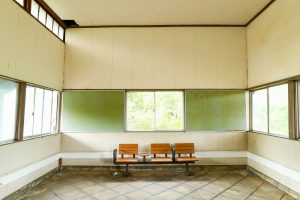 JR美祢線・四郎ヶ原駅の待合室内装（山口県美祢市）