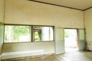 JR美祢線・四郎ヶ原駅の待合室内装（山口県美祢市）