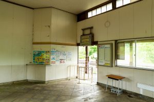 JR美祢線・四郎ヶ原駅の待合室内装（山口県美祢市）