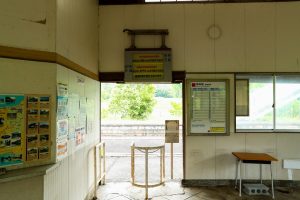 JR美祢線・四郎ヶ原駅の待合室内装（山口県美祢市）