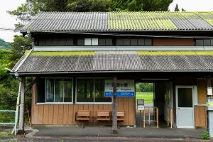 JR美祢線・四郎ヶ原駅の駅舎ホーム側側面（山口県美祢市）