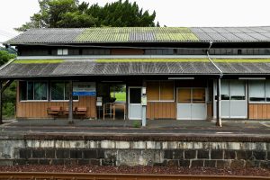 JR美祢線・四郎ヶ原駅の駅舎ホーム側側面（山口県美祢市）