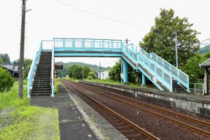 JR美祢線・四郎ヶ原駅の跨線橋（山口県美祢市）