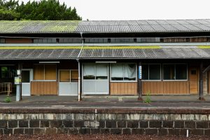 JR美祢線・四郎ヶ原駅の駅舎ホーム側側面（山口県美祢市）