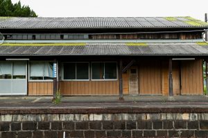 JR美祢線・四郎ヶ原駅の駅舎ホーム側側面（山口県美祢市）