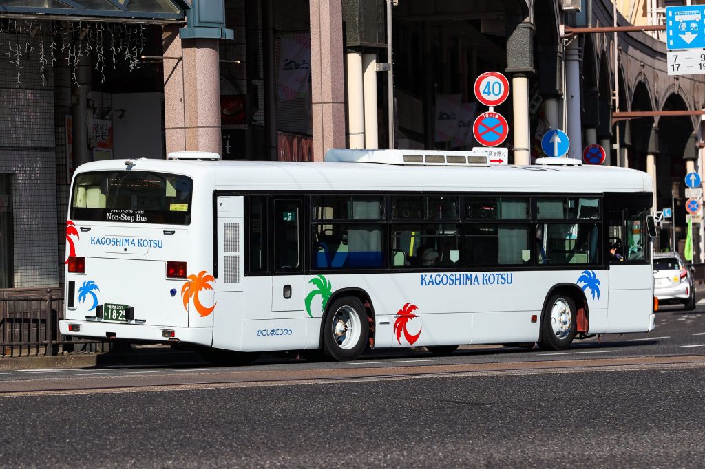 鹿児島交通 エルガ ノンステップType-B (KL-LV834L1･鹿児島200 か 1825･元 西武バス)の非公式側写真。2022年1月撮影。