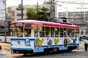 広島電鉄1150形 1156号 3号線広島港行き 千田車庫付近にて出庫シーン 2015年8月撮影。