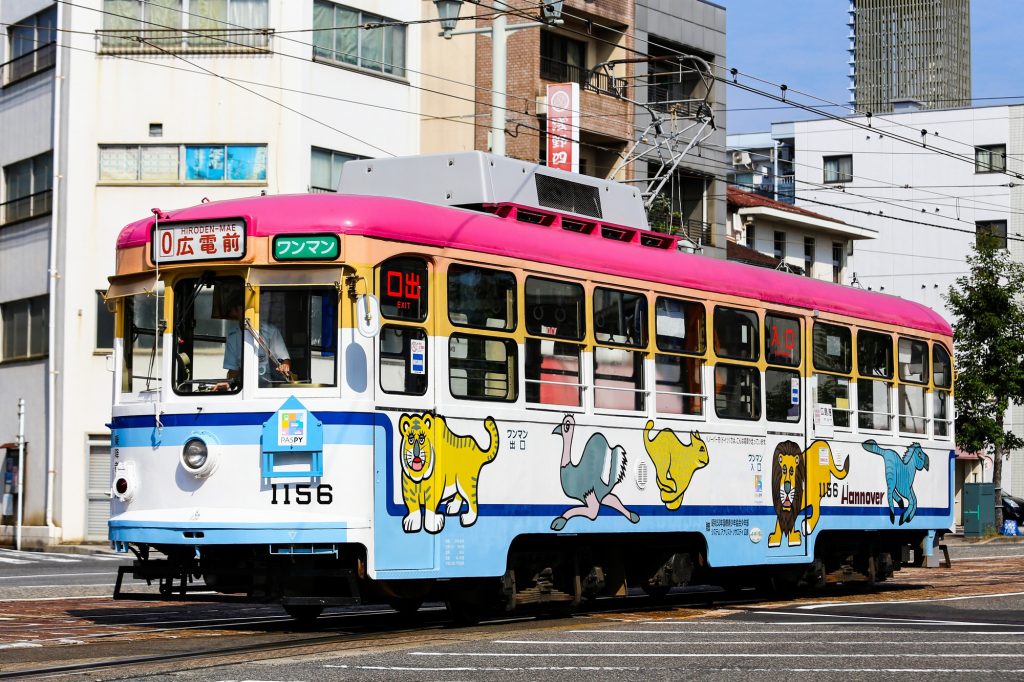 広島電鉄1150形 1156号 0号線広電前行き 広電本社前付近にて 2015年8月撮影。