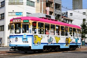 広島電鉄1150形 1156号 0号線広電前行き 広電本社前付近にて 2015年8月撮影。