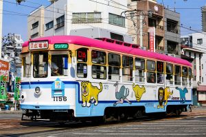 広島電鉄1150形 1156号 0号線広電前行き 広電本社前付近にて 2015年8月撮影。