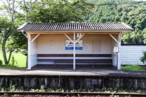 JR西日本･姫新線 美作江見駅の下りホーム待合所（岡山県美作市）