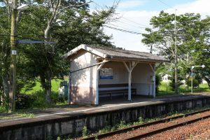 JR西日本･姫新線 美作江見駅の下りホーム待合所（岡山県美作市）
