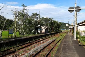 JR西日本･姫新線 美作江見駅の上りホームより新見方を見る（岡山県美作市）