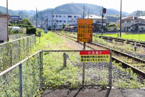 JR西日本･姫新線 美作江見駅の上りホームの構内踏切（岡山県美作市）