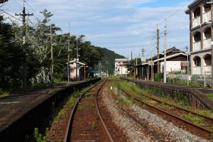 JR西日本･姫新線 美作江見駅の構内踏切より新見方を見る（岡山県美作市）