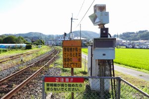 JR西日本･姫新線 美作江見駅の下りホームの構内踏切（岡山県美作市）