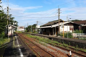 JR西日本･姫新線 美作江見駅の下りホームより駅舎を見る（岡山県美作市）