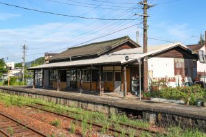 JR西日本･姫新線 美作江見駅の駅舎をホームより見る（岡山県美作市）
