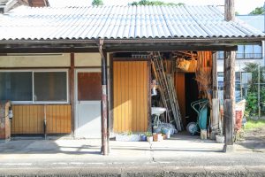 JR西日本･姫新線 美作江見駅の駅舎をホームより見る（岡山県美作市）