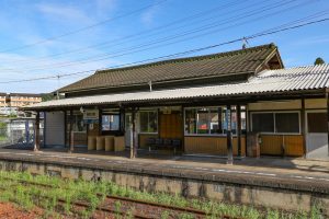 JR西日本･姫新線 美作江見駅の駅舎をホームより見る（岡山県美作市）