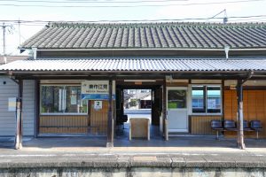 JR西日本･姫新線 美作江見駅の駅舎をホームより見る（岡山県美作市）