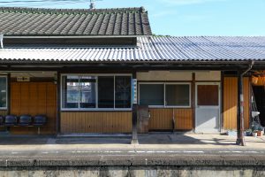 JR西日本･姫新線 美作江見駅の駅舎をホームより見る（岡山県美作市）