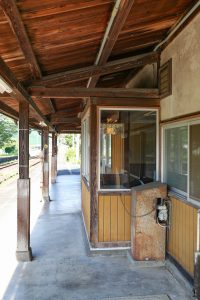 JR西日本･姫新線 美作江見駅の駅舎のタブレット操作室（岡山県美作市）