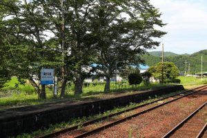 JR西日本･姫新線 美作江見駅の下りホーム新見方を見る（岡山県美作市）