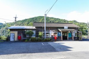 JR西日本･姫新線 美作江見駅の駅舎外観（岡山県美作市）