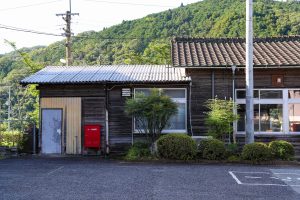 JR西日本･姫新線 美作江見駅の駅舎外観（岡山県美作市）