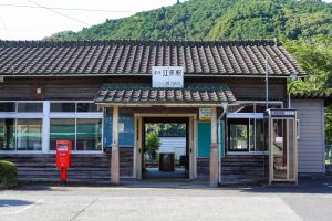 JR西日本･姫新線 美作江見駅の駅舎外観（岡山県美作市）