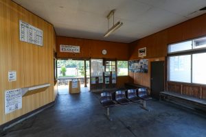 JR西日本･姫新線 美作江見駅の駅舎待合室内観（岡山県美作市）