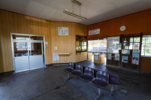 JR西日本･姫新線 美作江見駅の駅舎待合室内観（岡山県美作市）