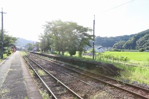 JR西日本･姫新線 上りホームより姫路方を見る（岡山県美作市）