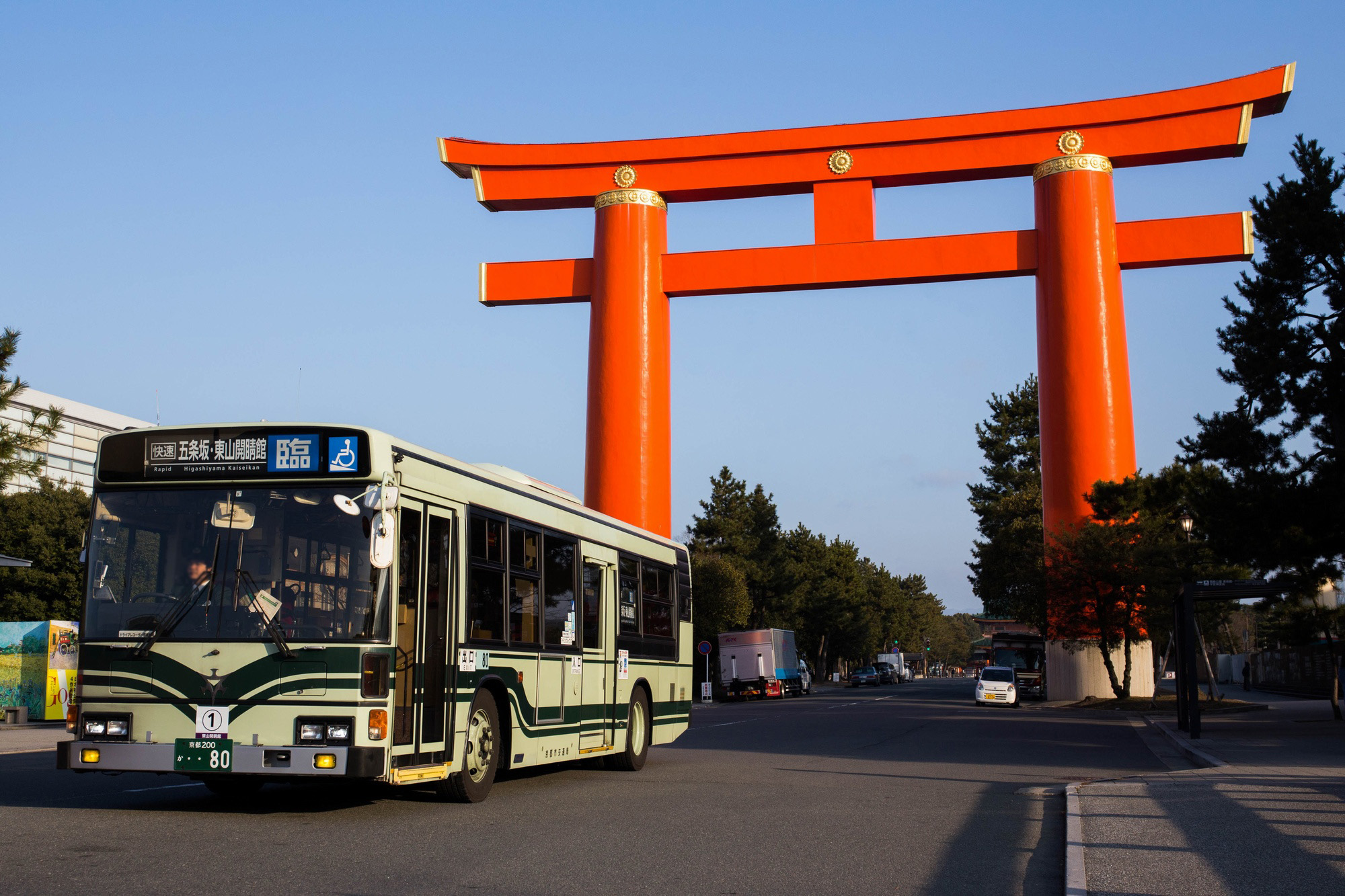 京都市交通局 ブルーリボン ノンステップ (KC-HU2PMCE 京都200 か 80) 2018年2月撮影。