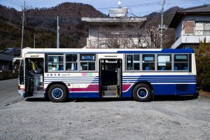 山梨交通 いすゞキュービック リフト(U-LV224K) C654号車 公式側側面 全ドア開状態（2021年2月撮影）