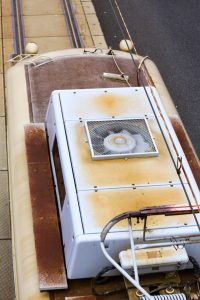 広島電鉄1900形 1901号の屋根 2015年7月撮影。