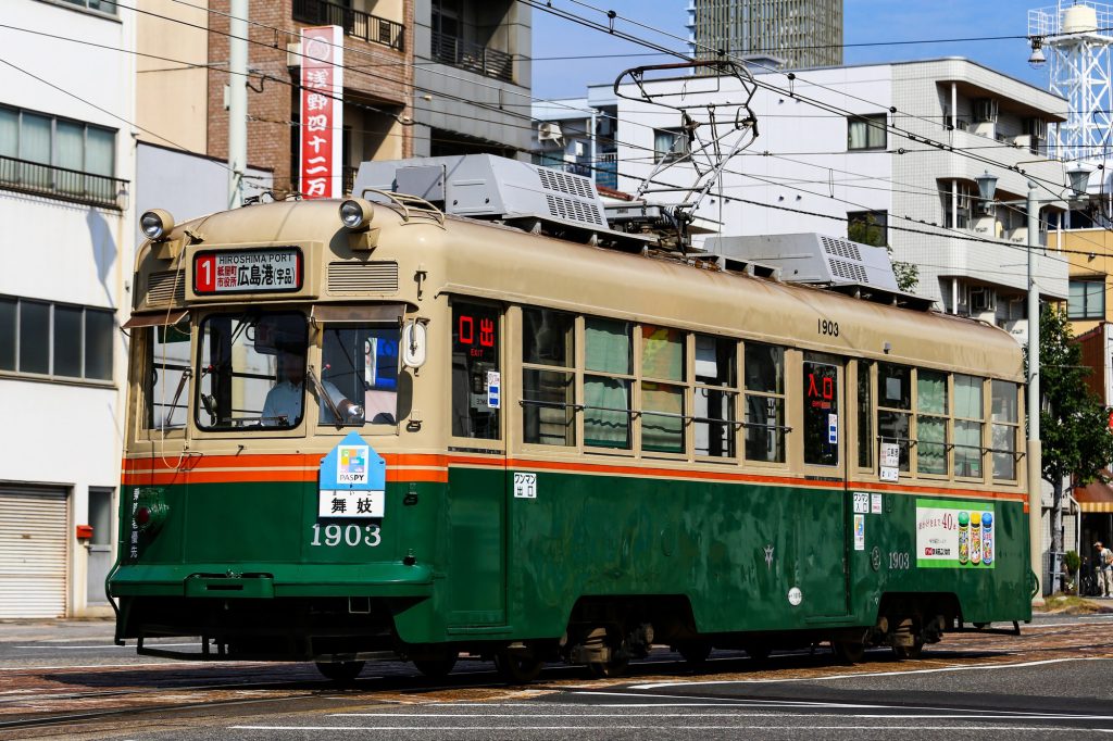 広島電鉄1900形 1903号 1号線 広島港行き 2015年8月撮影。