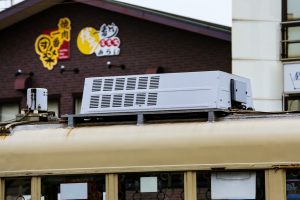 広島電鉄1900形 1904号 のクーラー 2015年8月撮影。