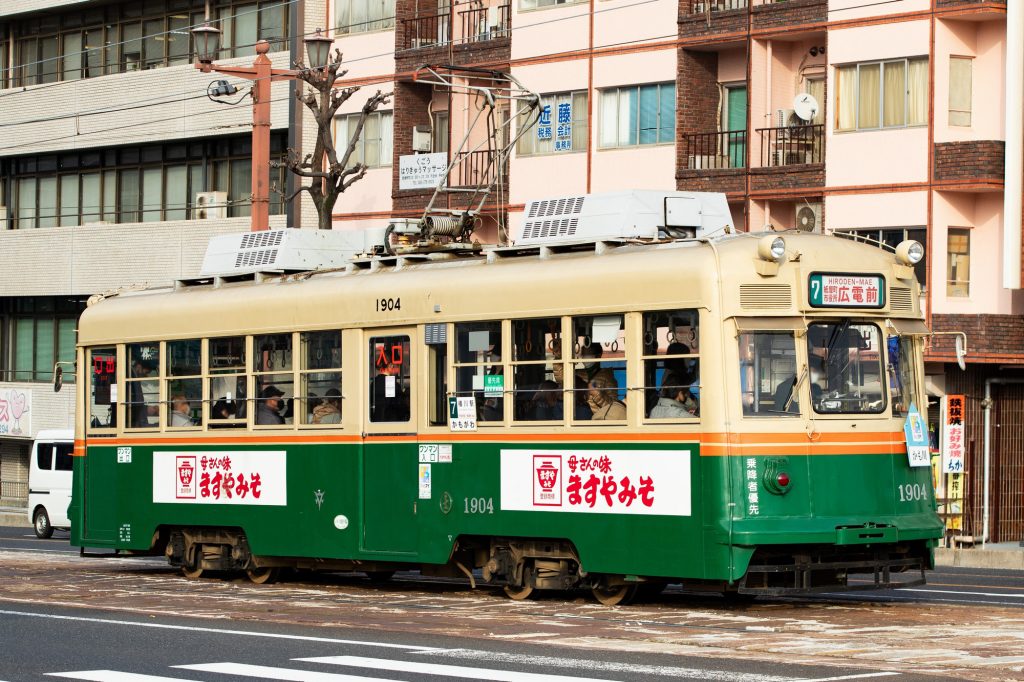 広島電鉄1900形 1904号 7号線 広電前行き 2021年12月撮影。