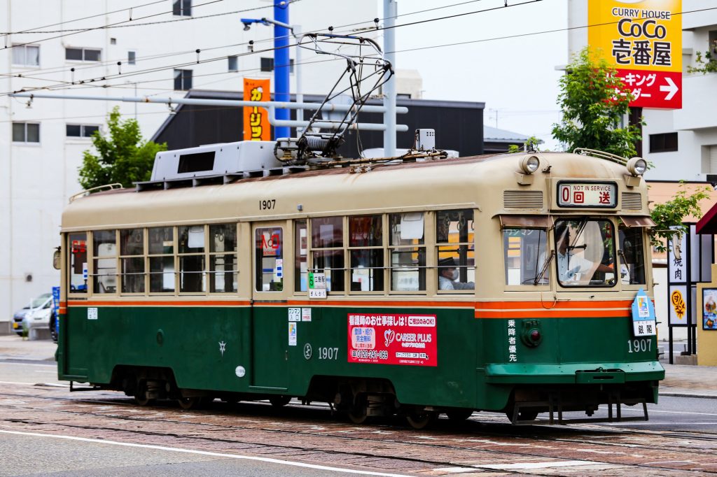 広島電鉄1900形 1907号 回送 2015年8月撮影。