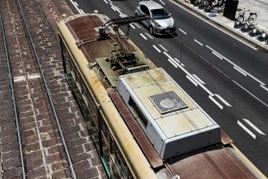 広島電鉄1900形 1907号 の屋根 2025年4月撮影。