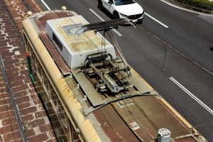 広島電鉄1900形 1907号 の屋根 2025年4月撮影。