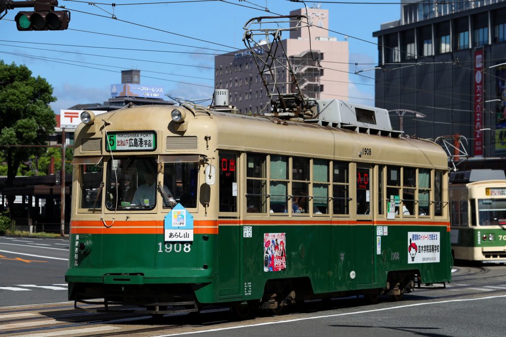 広島電鉄1900形 1908号 5号線 広島港行き 2019年9月撮影。