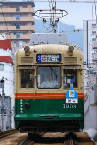 広島電鉄1900形 1909号 の前面 2014年7月撮影。