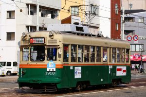 広島電鉄1900形 1910号 1号線 広島港行き 2016年3月撮影。