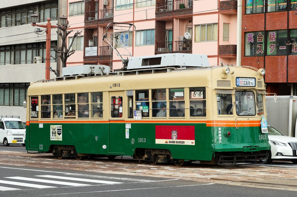 広島電鉄1900形 1913号 3号線 広島港行き 2021年12月撮影。