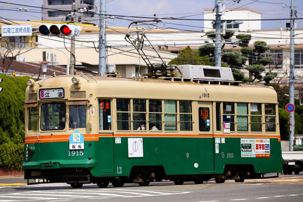 広島電鉄1900形 1915号 8号線 江波行き 2016年3月撮影。